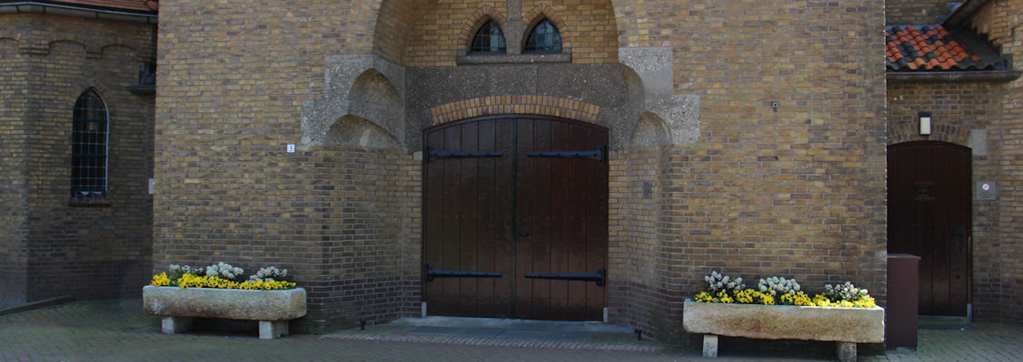 Hoofdingang kerk